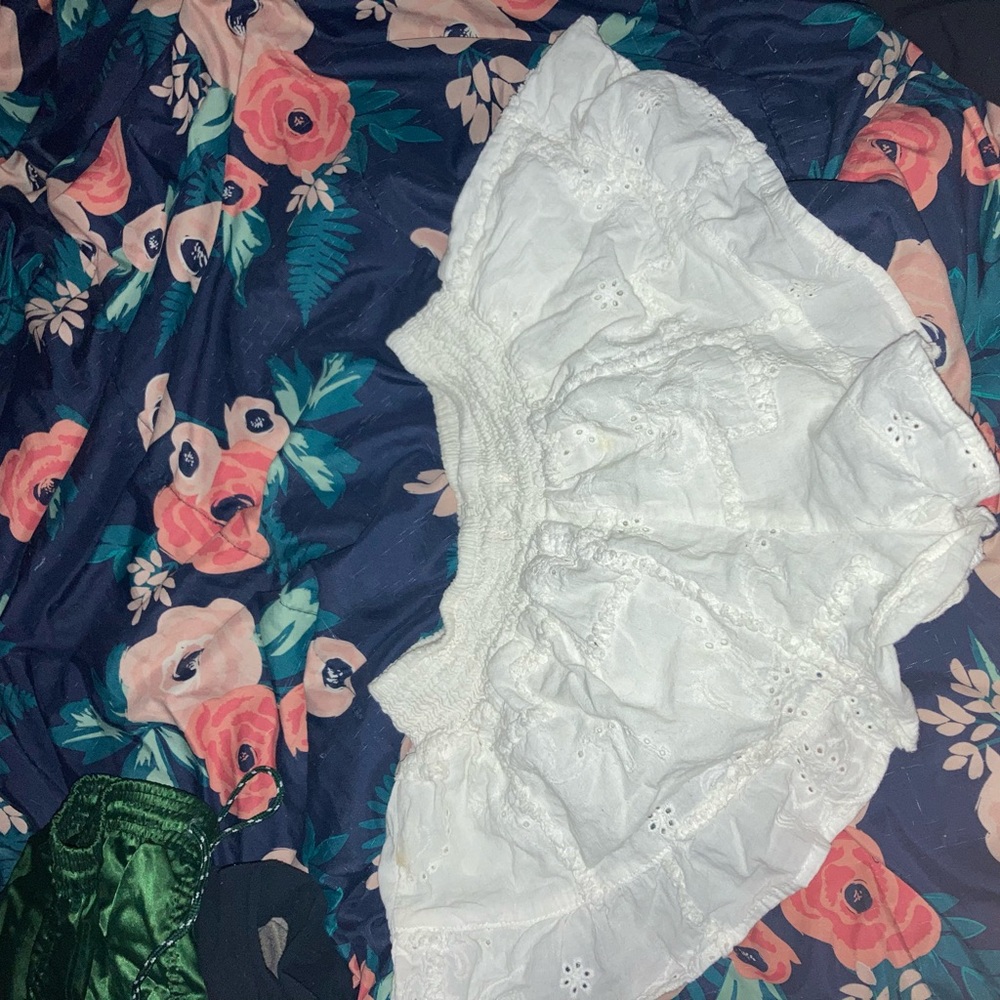 white ballon leg ruffled shorts